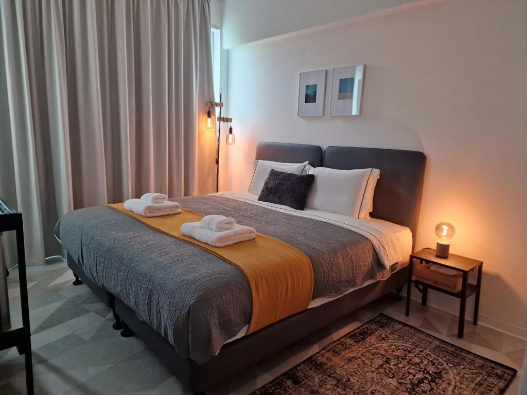 尼科西亚MARTIN Nicosia City Suites的一间卧室配有一张大床和毛巾