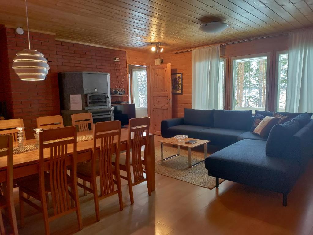 科林基拉Lake Cottage Jänisvaara的客厅配有蓝色的沙发和桌子