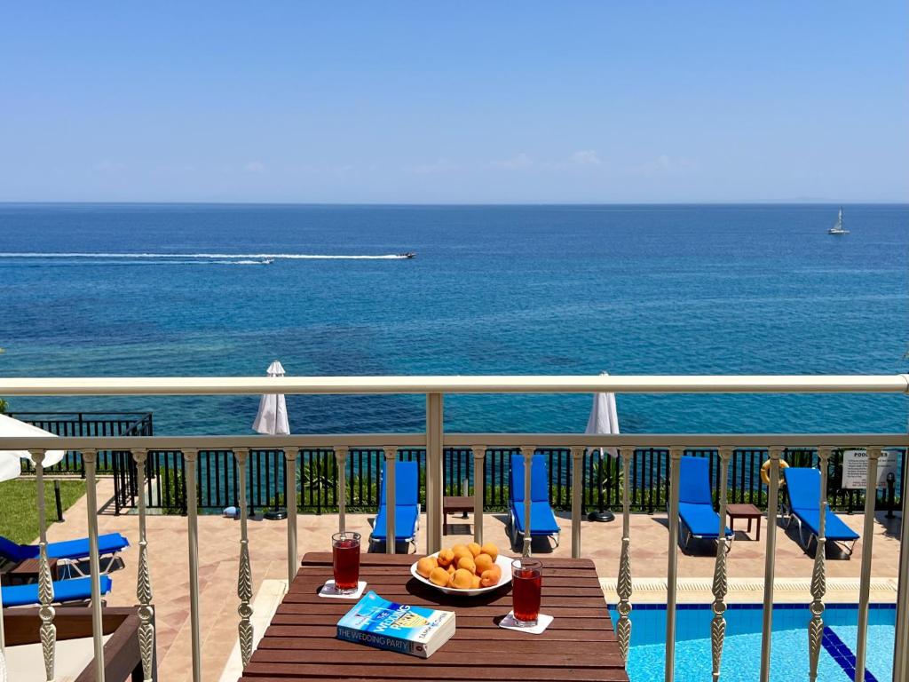 斯卡拉Villa Seagull的俯瞰大海的阳台的一张桌子和一碗水果