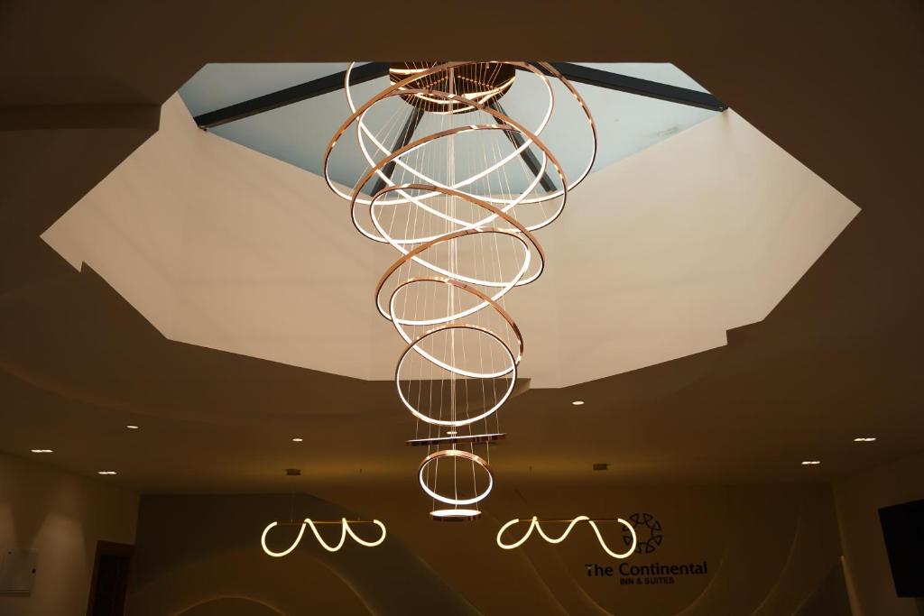 迈索尔THE CONTINENTAL INN & SUITES的吊灯挂在天花板上
