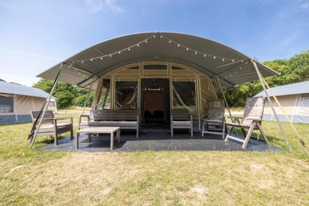 迪基希Country Camp Camping Gritt的田野上带桌椅的帐篷