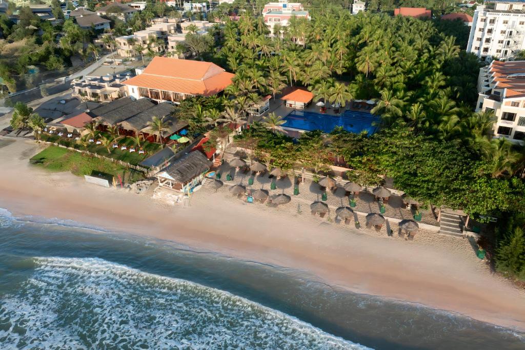 美奈Sea Lion Beach Resort Mui Ne的海滩上的度假村的空中景致