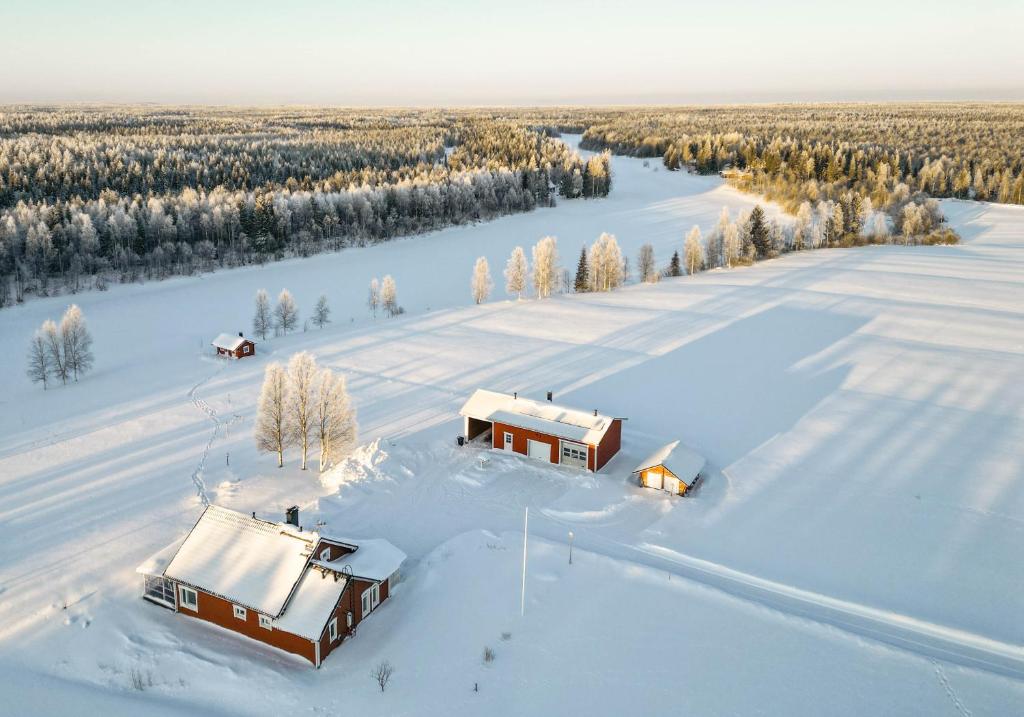 RaiskioHommala的雪中房屋的空中景观