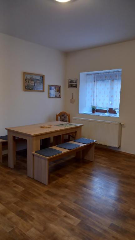 OndřejovApartmán v Ladově kraji的大房间设有木桌和窗户