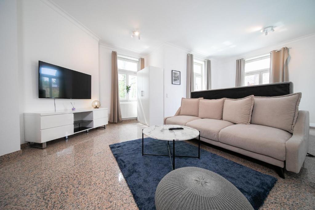 杜塞尔多夫Apartments - Kitchen & More的带沙发和电视的客厅