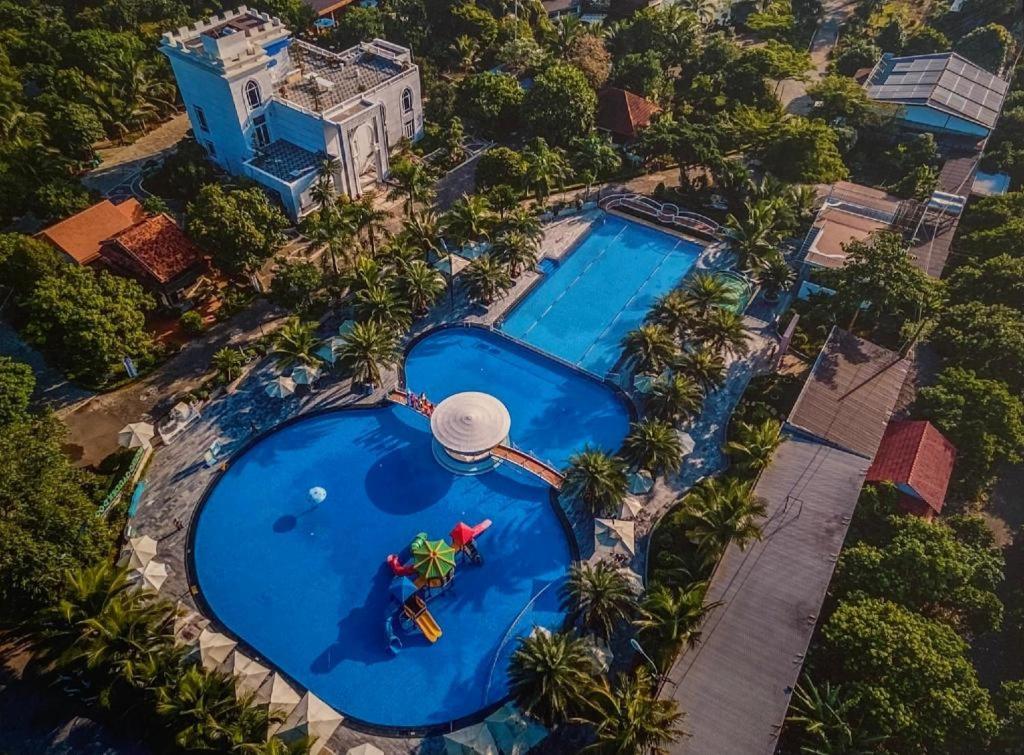 Long KhanhSPRING GARDEN HOTEL LK的享有度假村游泳池的顶部景致