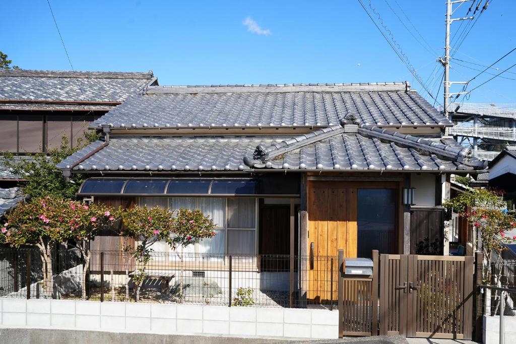 Ioki宿や晴的前面有围栏的房子