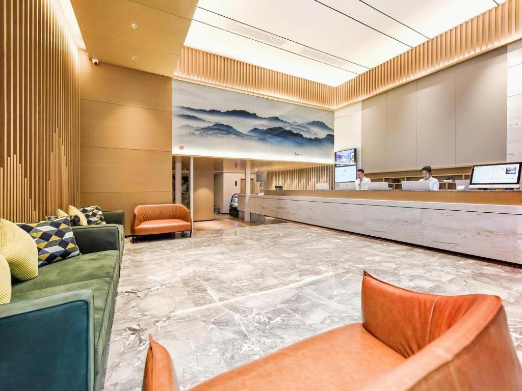 贵阳City Comfort Inn Guiyang Airport Future Ark的大堂,带等候室的酒店