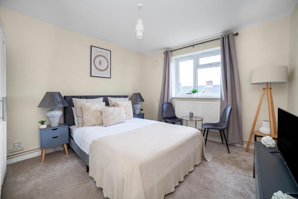 伦敦The Wimbledon Park Luxury Room的卧室设有一张白色大床和一扇窗户。