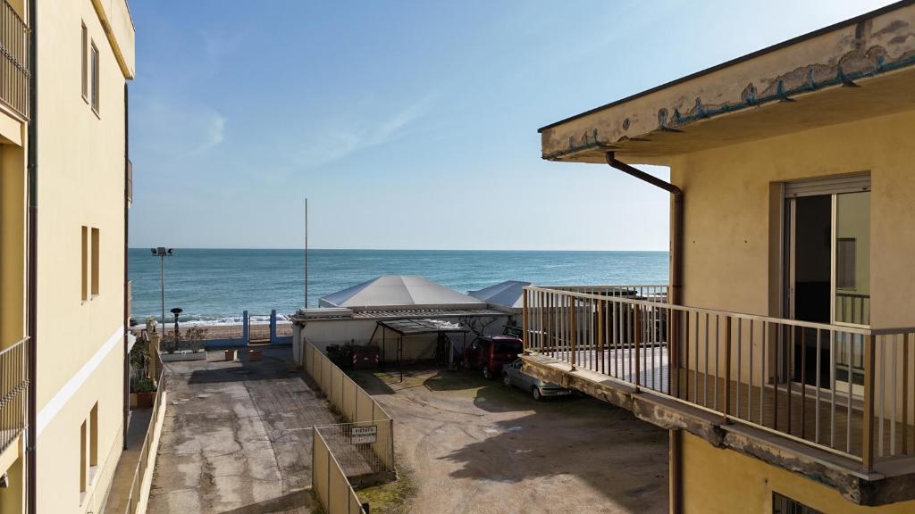 马瑟利Trilocale centro Marcelli fronte mare - M223的从大楼的阳台上可欣赏到海滩景色