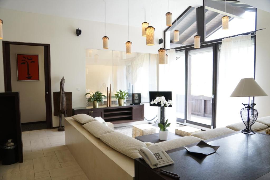 贝里斯泽尔Alpenhof的客厅配有沙发和桌子