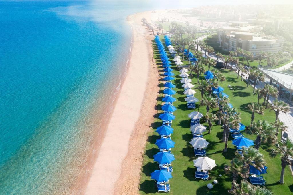 艾因苏赫纳Grand Ocean Sokhna Hotel的享有海滩的空中景致,配有遮阳伞和海洋