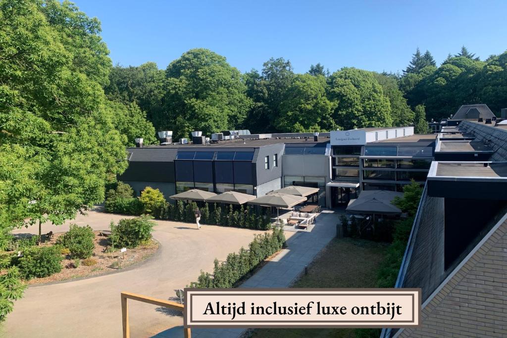 多尔恩Hotel Landgoed Zonheuvel的空庭院建筑的空中景观