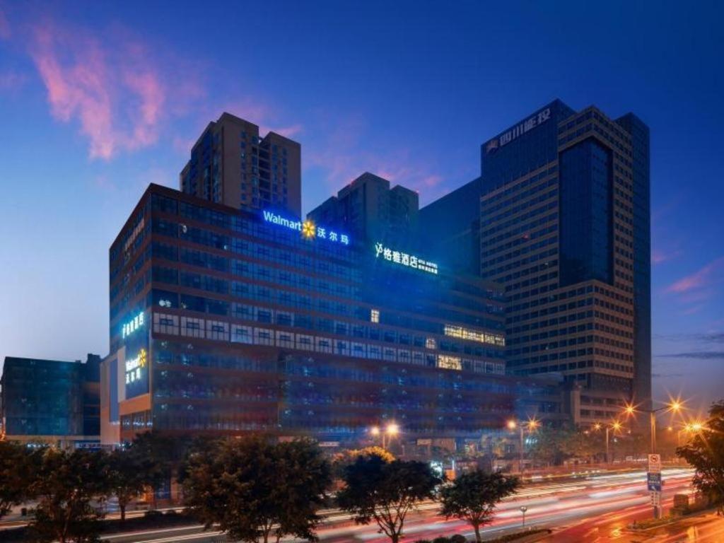 ZhongxingchangGya Hotel Chengdu Global Center Jinchenghu Metro Station的一座大建筑,晚上有灯光在城市里