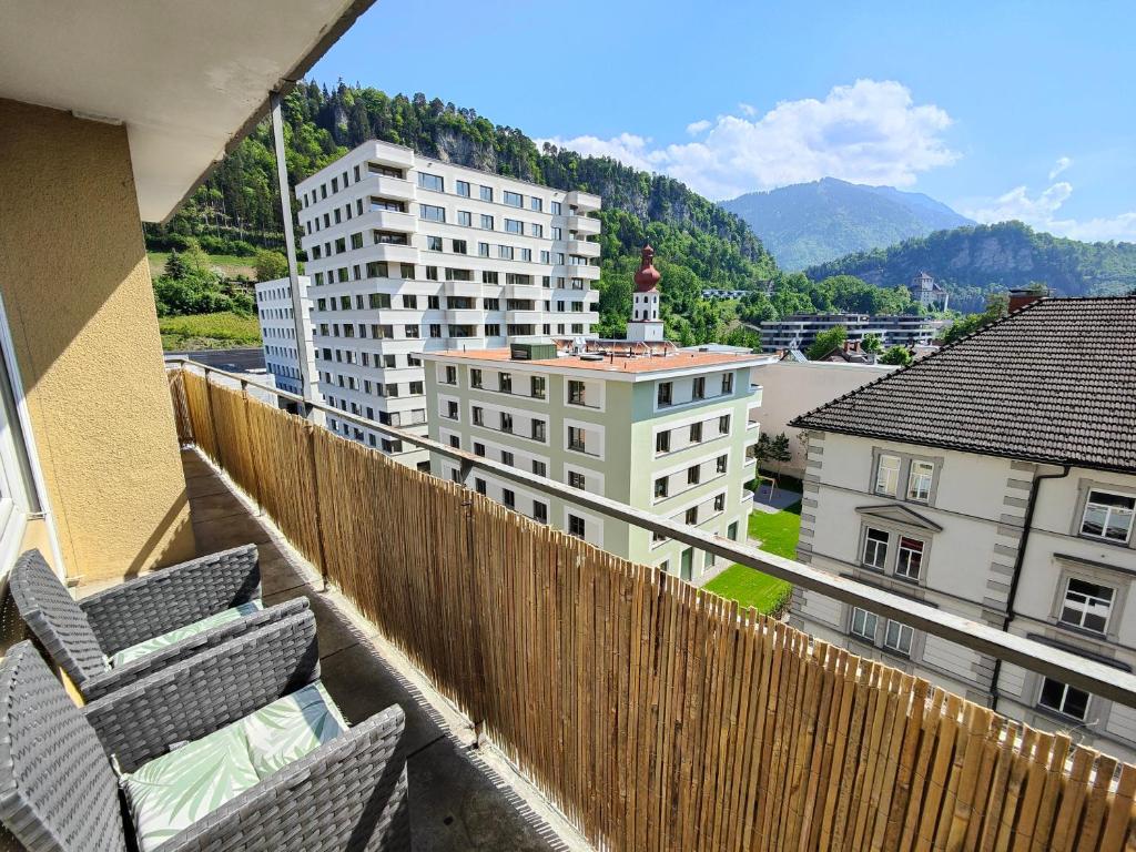 费尔德基希2 bedroom Apartment at Bahnhofcity的阳台享有建筑和山脉的景致。
