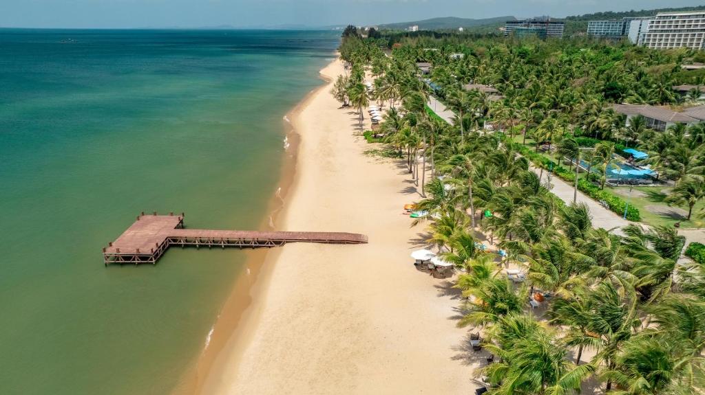富国Andochine Villas Resort & Spa Phu Quoc - All Villas with Private Pool的棕榈树海滩的空中景致