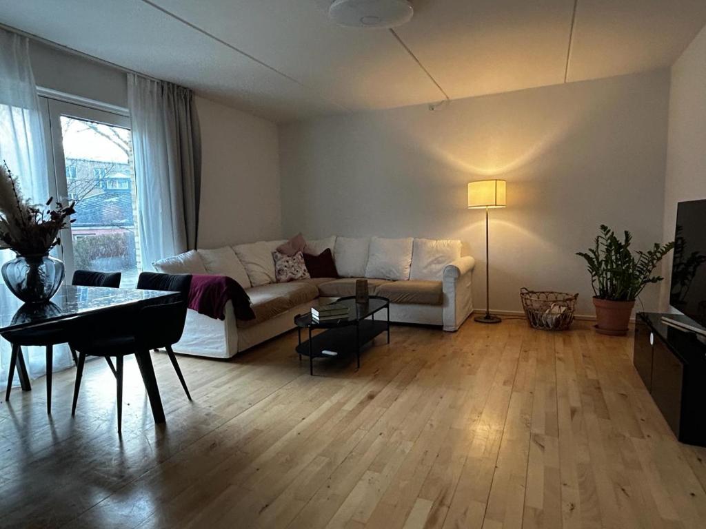 哥本哈根2 room and 1 living room charming family-friendly places的客厅配有沙发和桌子