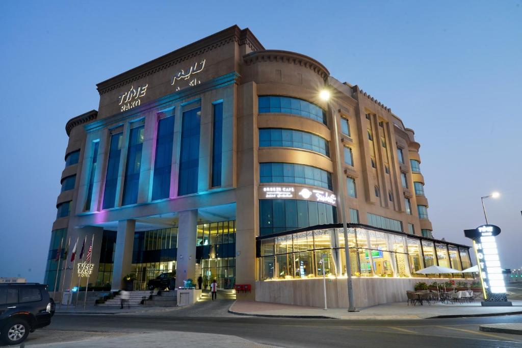 Al Wakrah时代拉科酒店的一座拥有许多窗户的大型建筑