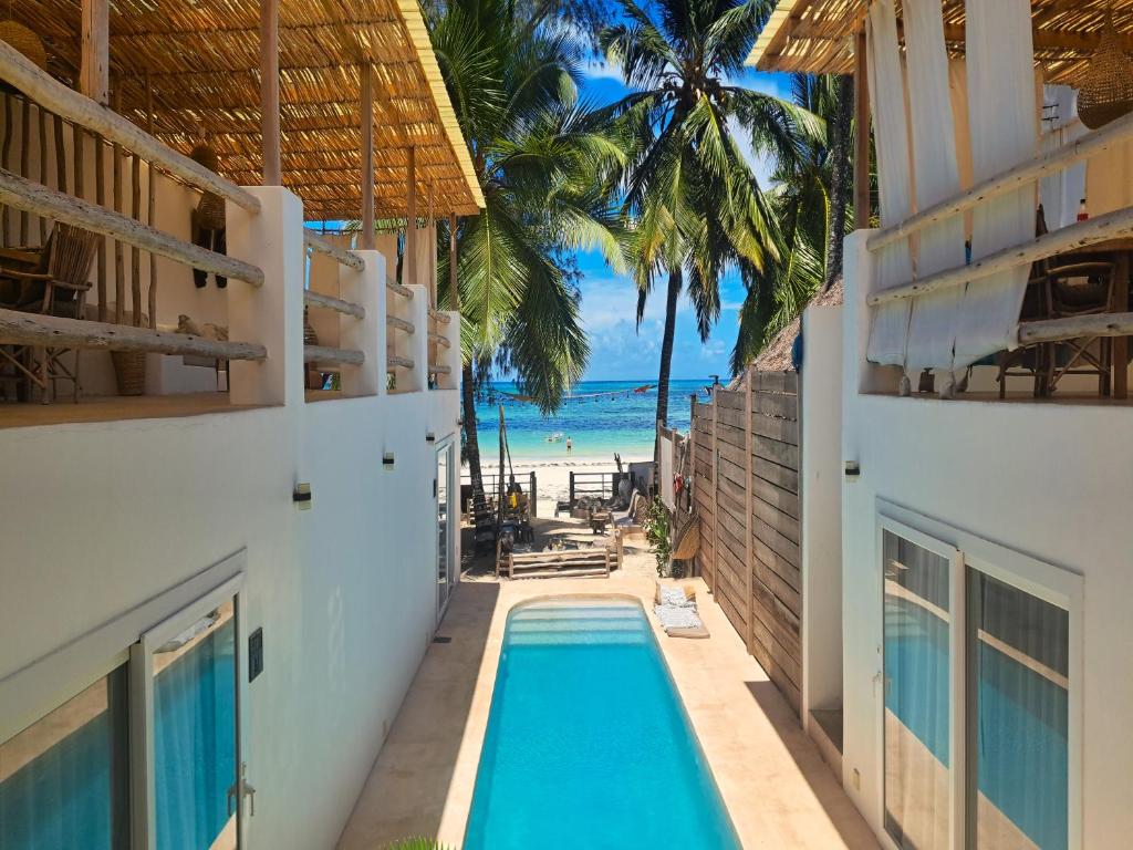 吉汶瓦Boho Boutique Villa - Beachfront Villa , Adults Only with Private Pool的海滩景度假屋 - 带游泳池