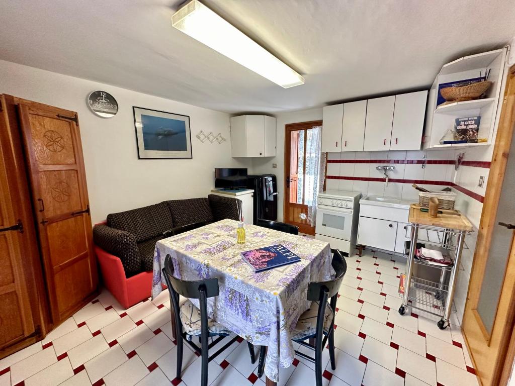 沙穆瓦Cozy Chalet With Mountain Views in Ussin, Valtourneche, Parking的一间带桌子的客厅和一间厨房