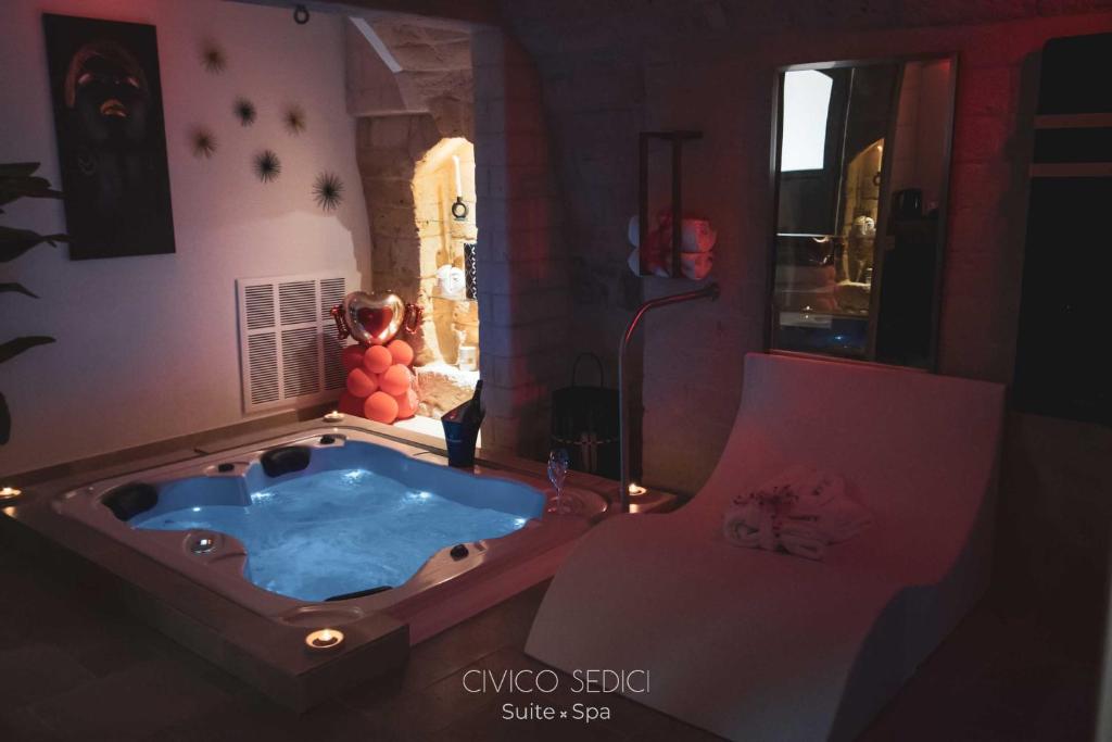 阿尔塔穆拉Civico Sedici Suite & Spa的一个带椅子的客房内的按摩浴缸