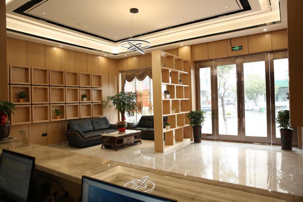 Ch'a-shan-chiehElan Boutique Hotel Wenzhou Longwan Haicheng的客厅配有沙发和桌子