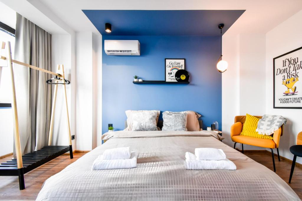 索非亚4 Bdr 2 Bth Netflix Panorama Views的蓝色卧室设有一张大床和一张黄色椅子