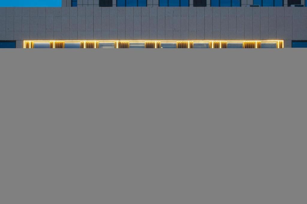 乌兰浩特Ji Hotel Ulanhot Wanda Plaza的建筑物一侧的一排灯