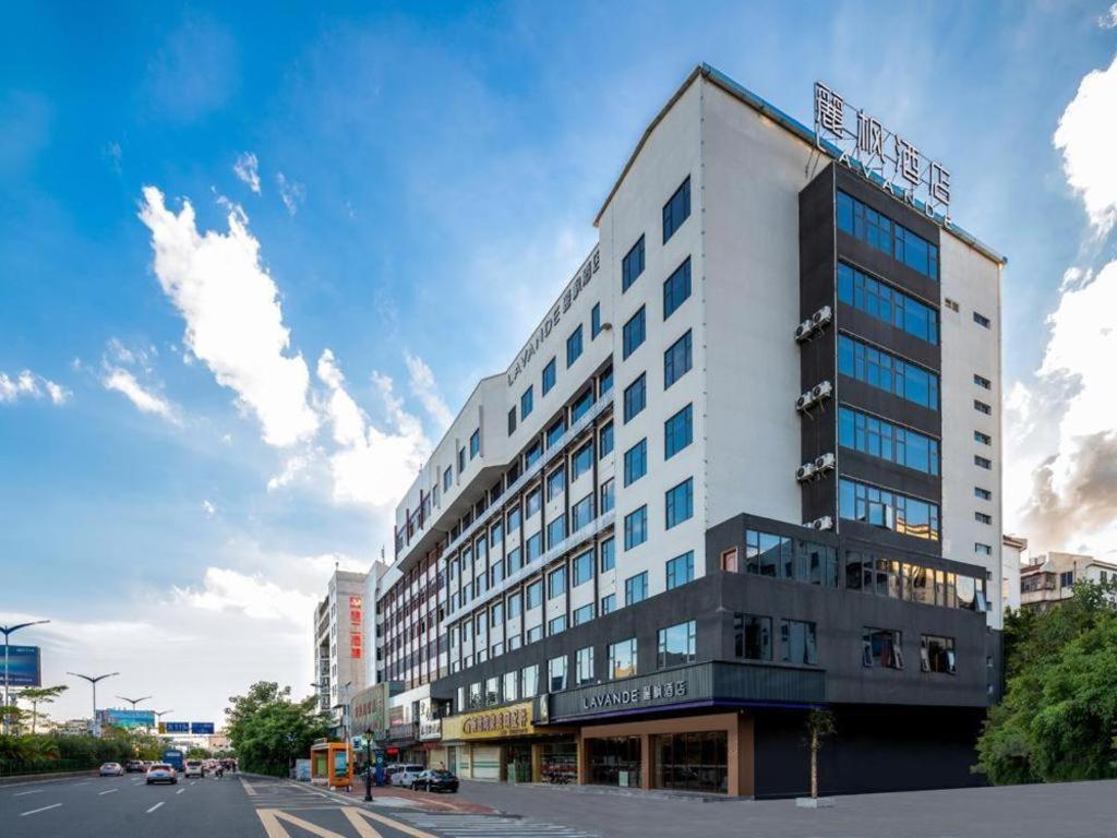 潮州Lavande Hotel Chaozhou Fortune Center Lin Street的一条城市街道上的白色大建筑