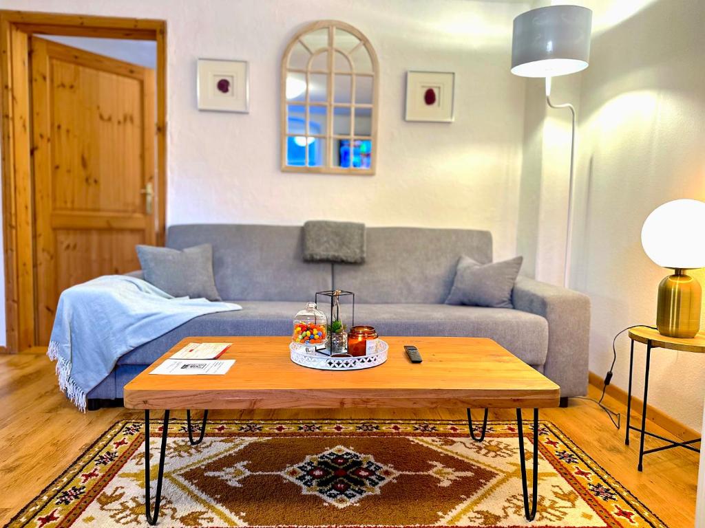 柯尼希施泰因易北Bergling Apartment im Zentrum • Netflix • Festungsblick • Obst und Wein •的带沙发和咖啡桌的客厅