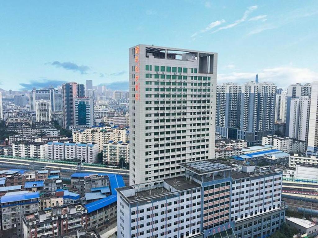 南宁Vienna Hotel Nanning People's Square Minzhu Road的享有大城市和高楼的景色