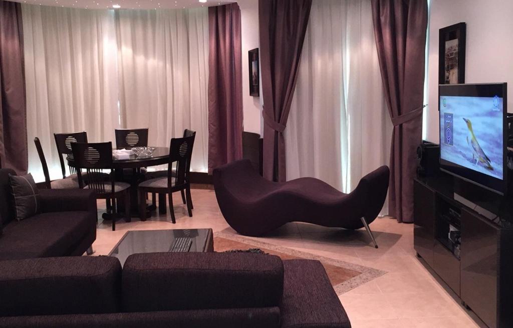 Bneid Al Gar Penthouse Entire Apartment 3 Bedroom Family Only的休息区