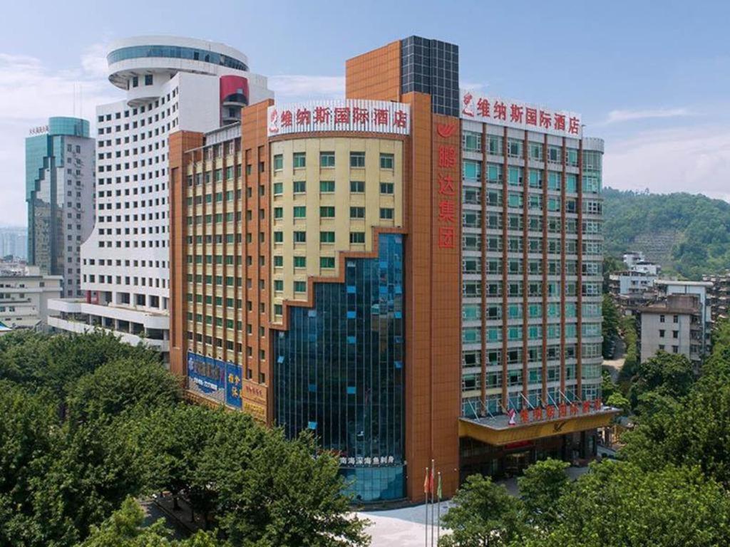 惠州Venus International Hotel Guangdong Huizhou West Lake的一座城市里有很多窗户的大型建筑