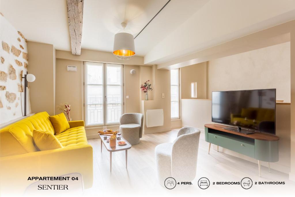 巴黎Beauquartier - Sentier的客厅设有黄色沙发和电视