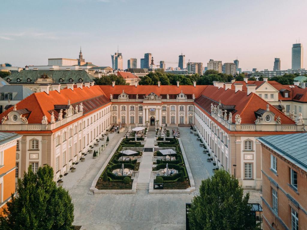 华沙Hotel Verte, Warsaw, Autograph Collection的享有带橙色屋顶的大型建筑的空中景致