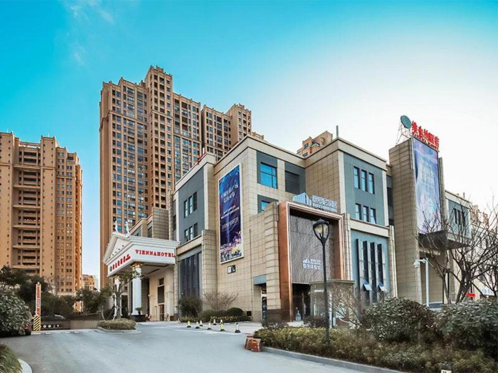 苏州Vienna Hotel Jiangsu Suzhou Wujiang Bus Passenger Station的一座高楼城市的建筑