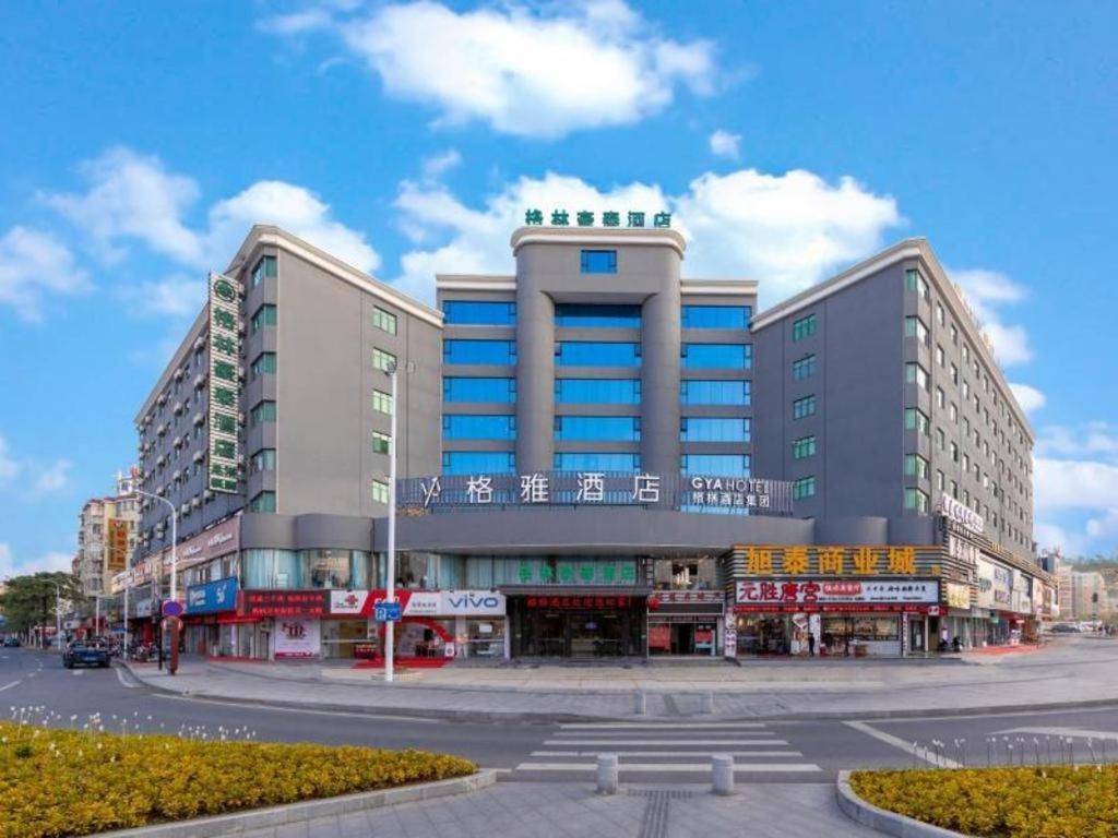 BaigaonongchangGreen Tree Inn Zhuhai International Airport Huafa Shangdu的城市街道上一座大建筑