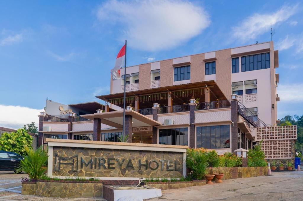 SaroakoHotel Mireya Sorowako的建筑前有标志的酒店