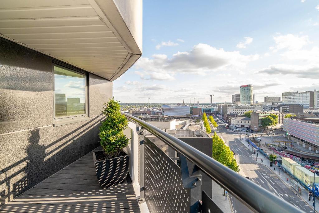City Centre Penthouse - Large Balcony - 2 Bedroom - Secure Parking 1001M的阳台或露台