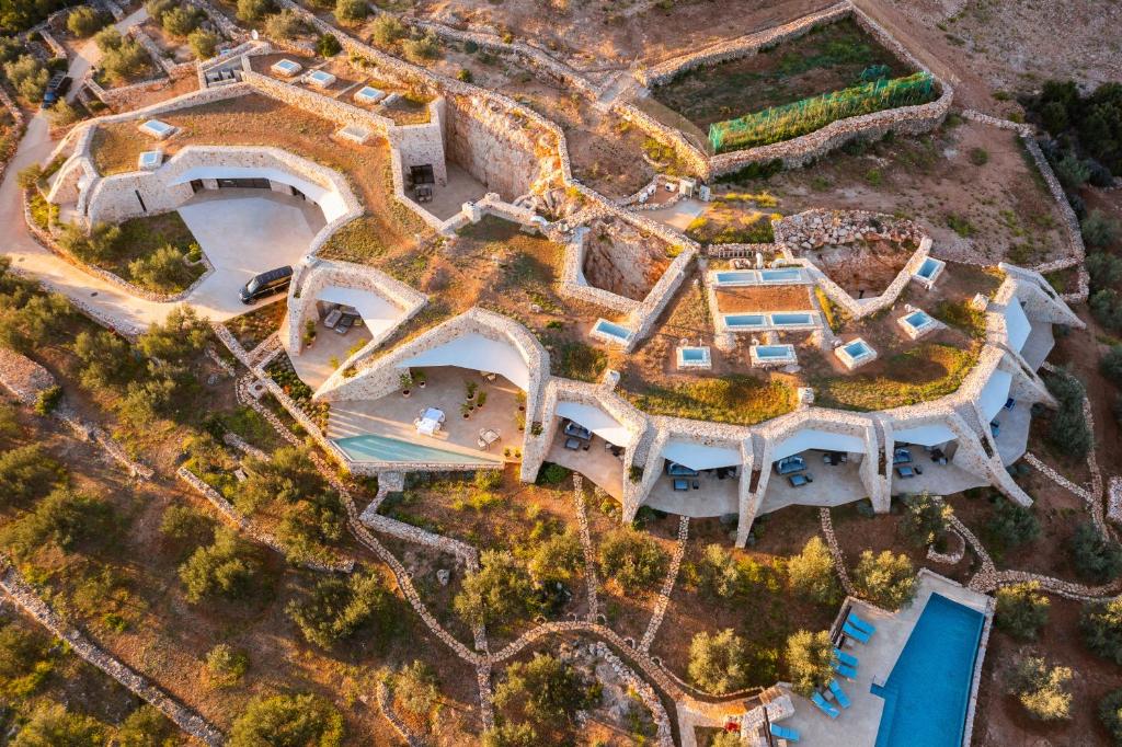 兹曼Villa Nai 3.3的享有带游泳池的建筑的空中景致
