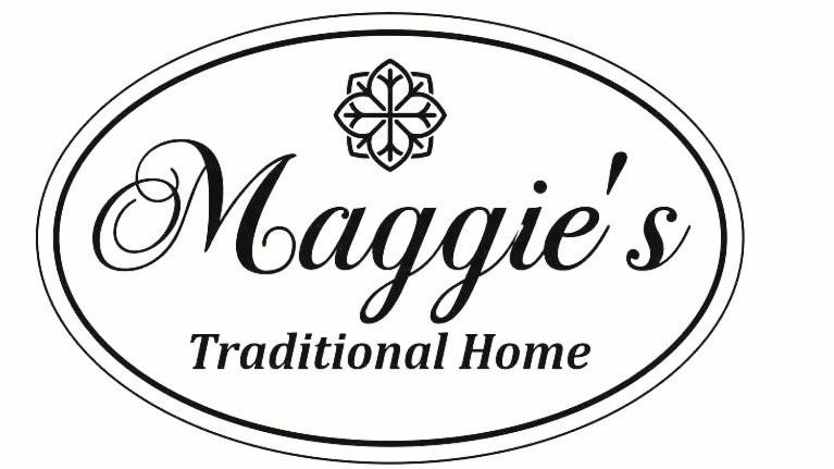 皮洛斯Maggie's Traditional home的传统房屋的黑白标志