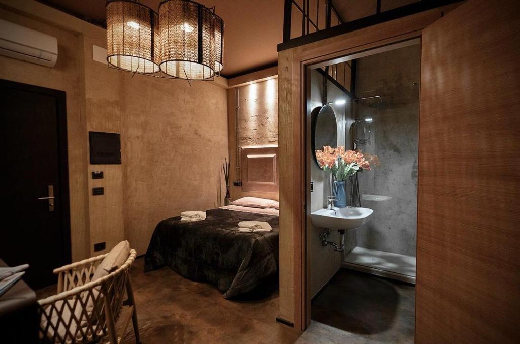 佛罗伦萨Hostel 7的一间卧室配有床、水槽和镜子