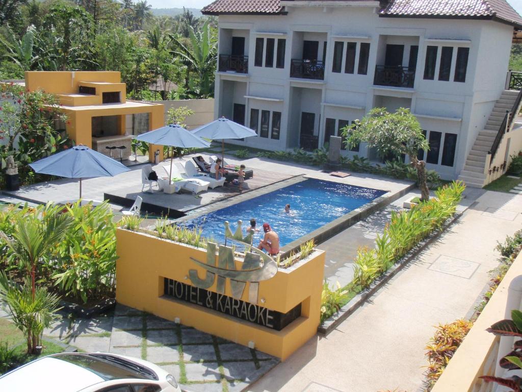 龙目岛库塔库塔龙目岛JM公寓式酒店的享有酒店游泳池的景色