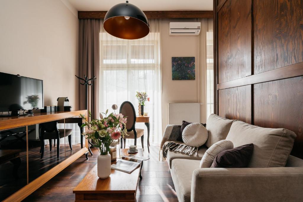 克拉科夫Topolowa Residence - LoftAffair Collection的客厅配有沙发和桌子
