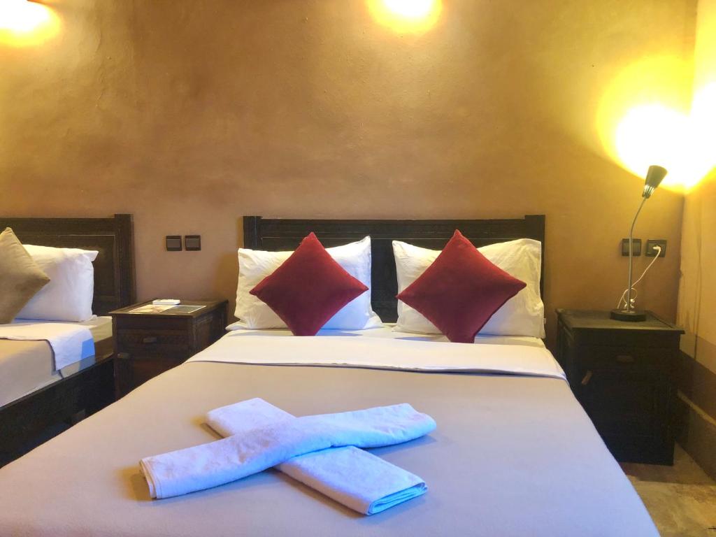 NkobKasbah Ennakb的酒店客房的床上有两条毛巾