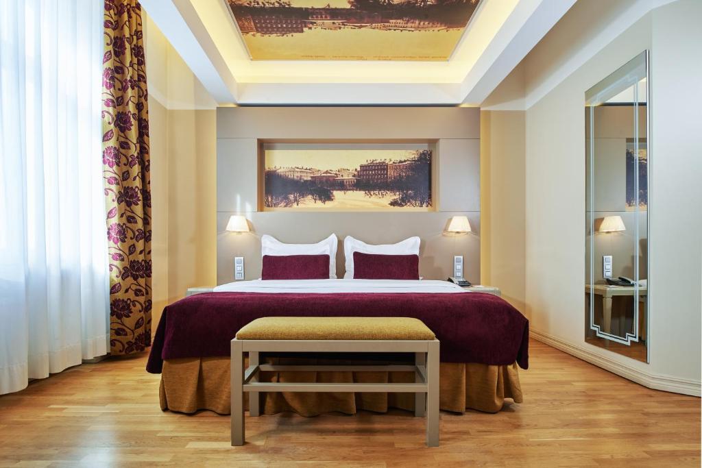 里加Opera Hotel的一间卧室配有一张带紫色床单的大床