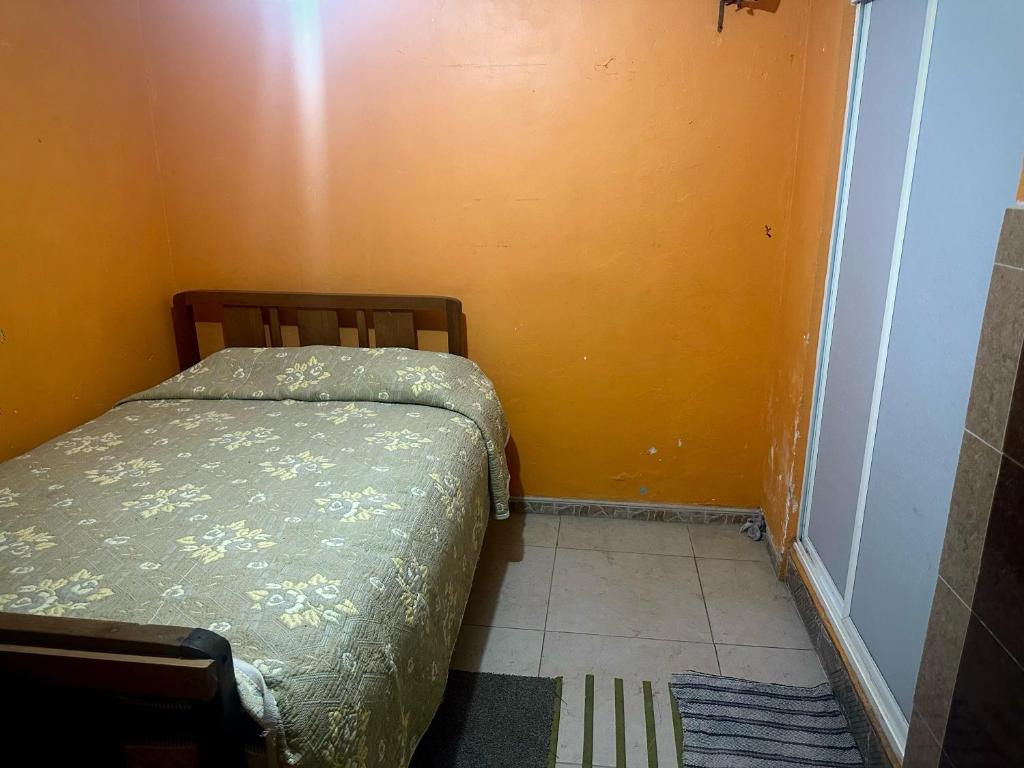墨西哥城Lucia的一间小卧室,卧室内配有一张床铺