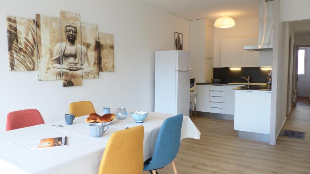 欧赖Ti An Alré, appartement 4 p en centre ville的一间配备有白色桌椅的用餐室