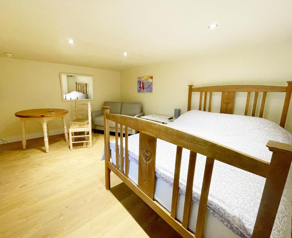 埃布韦尔Ground floor basement apartment in Ebbw Vale的一间卧室配有一张床、一张桌子和一张桌子