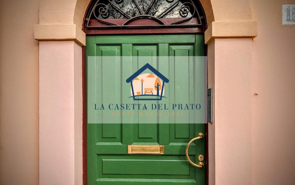 耶西La casetta del prato的绿门,上面标有读取la castlefield del terrace的标志
